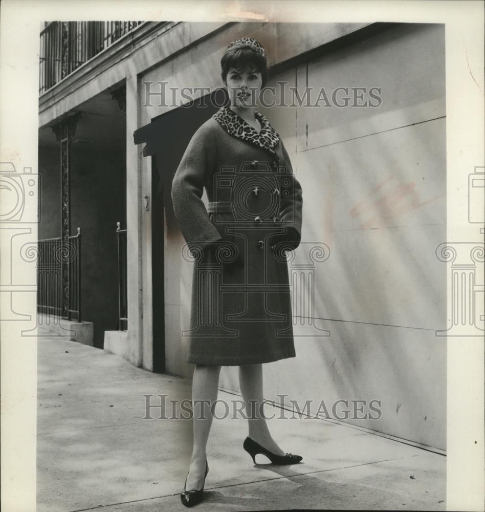 1962 Press Photo A woman models a coat with button trim &amp; leopard collar - Historic Images