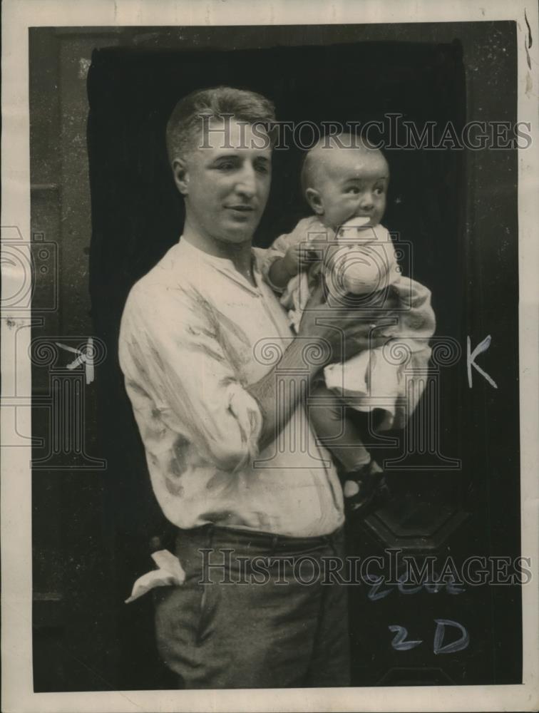 1922 Press Photo Patrolman Martin Rothamel gives blood to Michael J. Veale - Historic Images