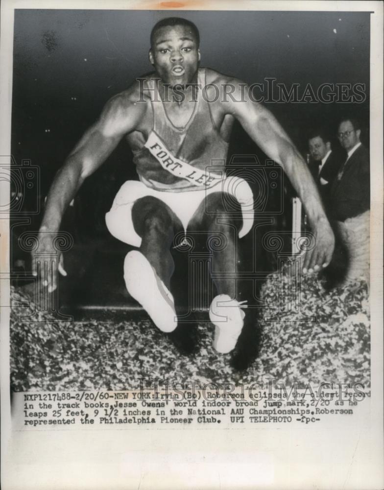 1960 Press Photo Irvin Roberson broad jump at Natl AAU championships - Historic Images