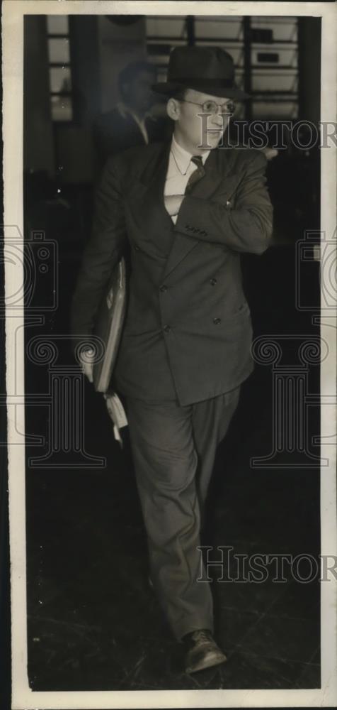 1941 Press Photo Arthur Lardin of National Defense Board at Laguardia Airport - Historic Images