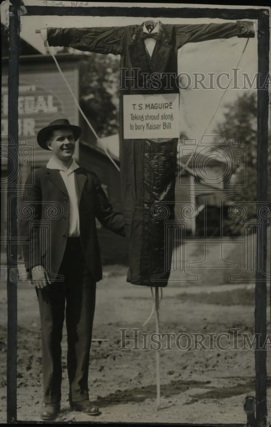 1918 Press Photo Undertaker from St. Paul with T.S. Maguire Shroud  - neo18599 - Historic Images