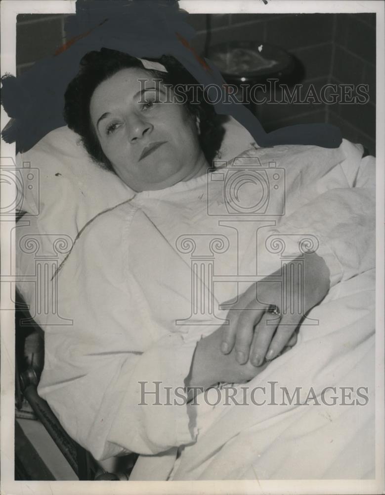 1955 Press Photo Barbara Grueling in a Cleveland Ohio hospital bed - neo18718 - Historic Images