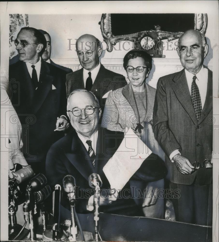 1953 Press Photo President Harry Truman with Statement on Harry Dexter Case - Historic Images