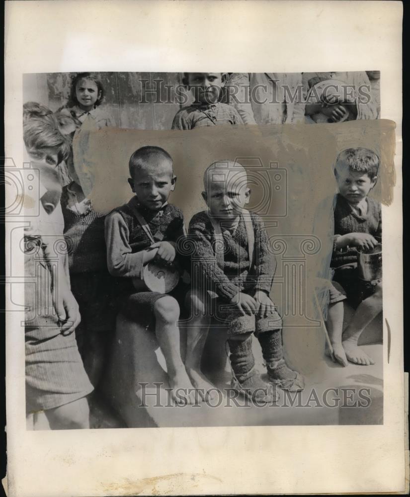 1945 Press Photo Greek children need help from clothing drive for winter wear - Historic Images