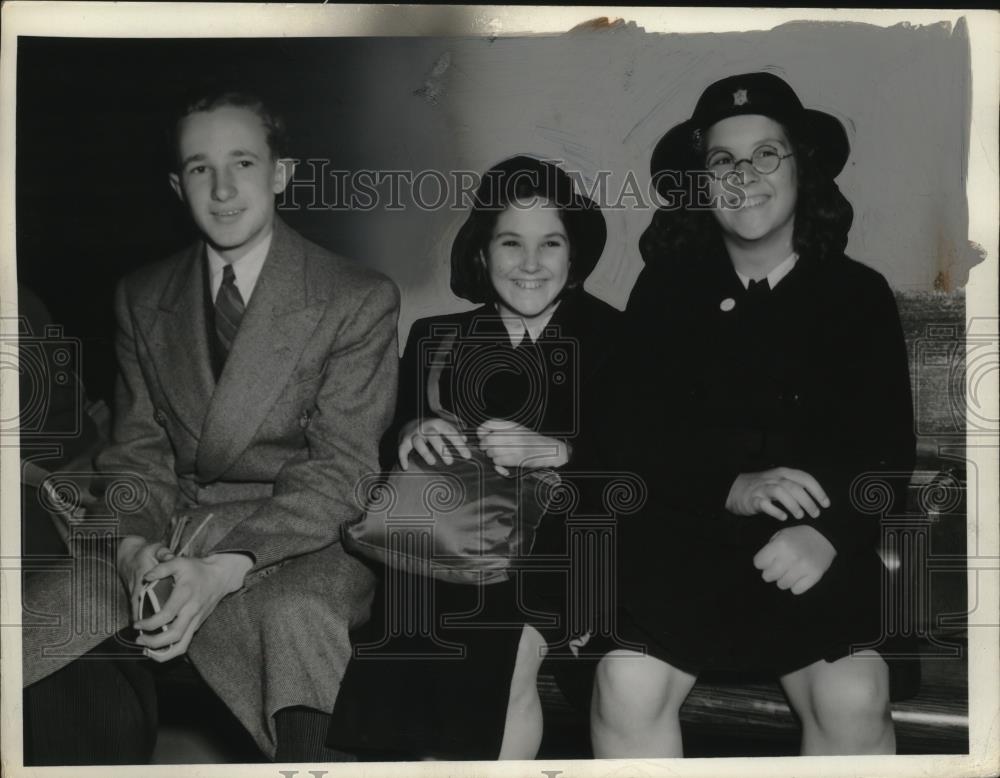 1940 Press Photo John Pritchard (16), Heather Hines(12), &amp; Patricia Hines (14) - Historic Images