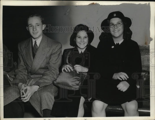 1940 Press Photo John Pritchard (16), Heather Hines(12), & Patricia Hines (14) - Historic Images