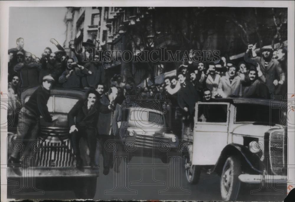 1955 Press Photo Workers Head to Government House in Buenos Aires for President - Historic Images