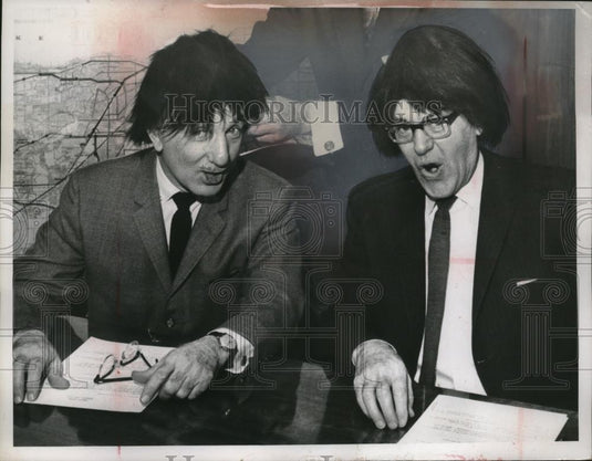 1954 Press Photo Allen Lowe and Gaspara Corso wearing wigs at Transit Office - Historic Images