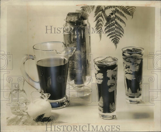 1960 Press Photo "Coffee Ice Cubes Add Strength to Iced Coffee" - neo19765 - Historic Images