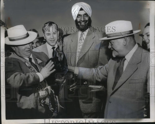 1955 Press Photo Nikita Khruschev & Nikolai Bulganin Receive Welcome in India - Historic Images