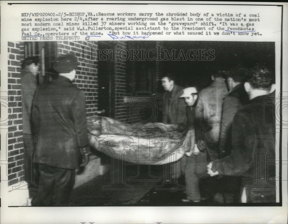 1957 Press Photo Rescue Workers Carry Body of Coal Mine Explosion Victim - Historic Images