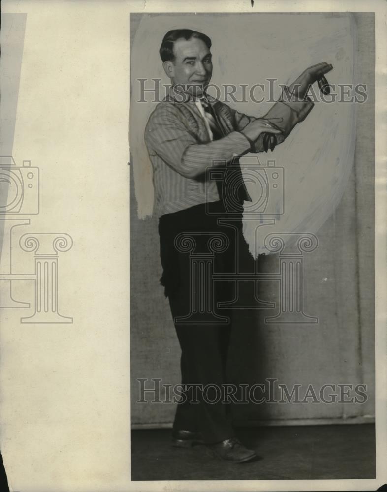 1929 Press Photo Julian Arroyo in a Castillian outfit in Cleveland Ohio - Historic Images