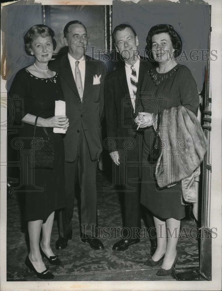 1959 Press Photo John F Pitt, Richard R Hollington &amp; wifes in Cleveland - Historic Images