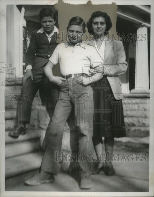 1951 Press Photo Mrs Naomi Phillips & sons Alfred& Jimmy in Cleveland - Historic Images