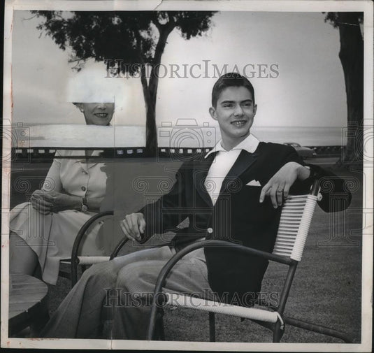 1954 Press Photo Arthur MacArthur son of General MacArthur & mom in Miami - Historic Images