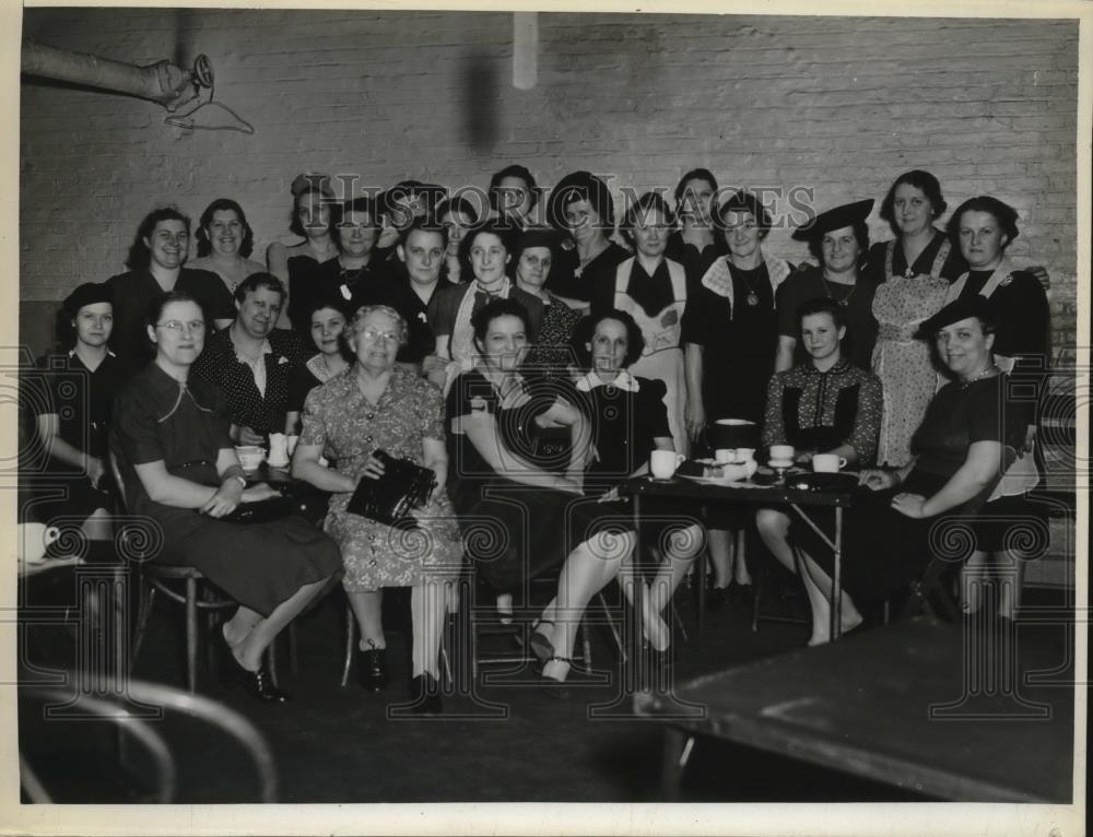 1941 Press Photo Buhrer PTA card party &amp; women in a gym in Cleveland Ohio - Historic Images