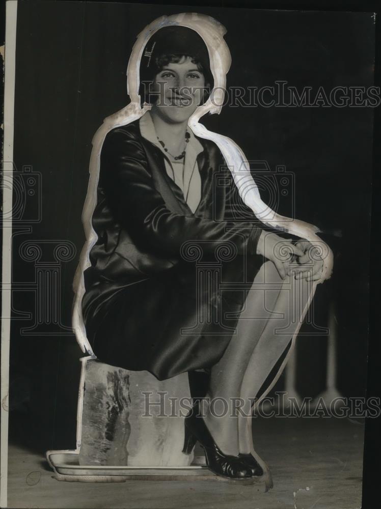 1928 Press Photo Ms Jane Pryce, U. Cincinnati Coed, Sentenced to Sit on Cake - Historic Images