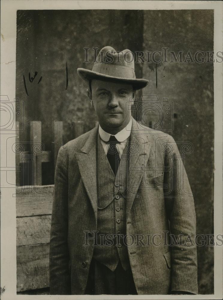 1925 Press Photo of Bruce Chapman Mgr at Pet Store in London, England - Historic Images