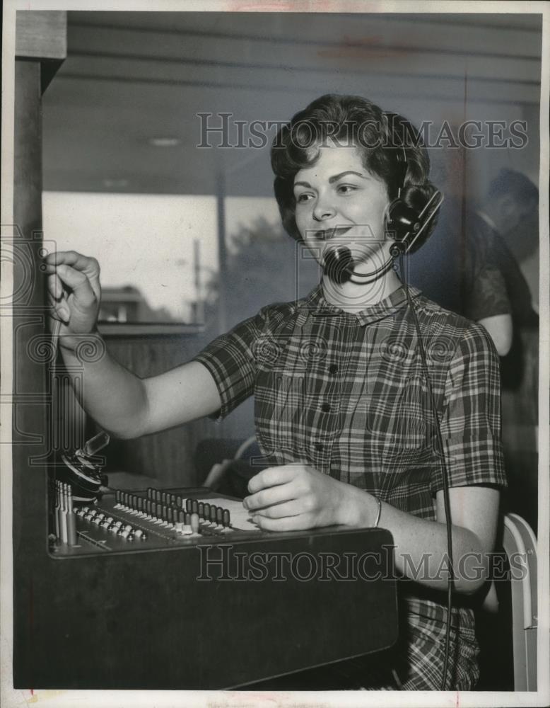 1962 Press Photo Patricia Lewicki operator  - neo21660 - Historic Images