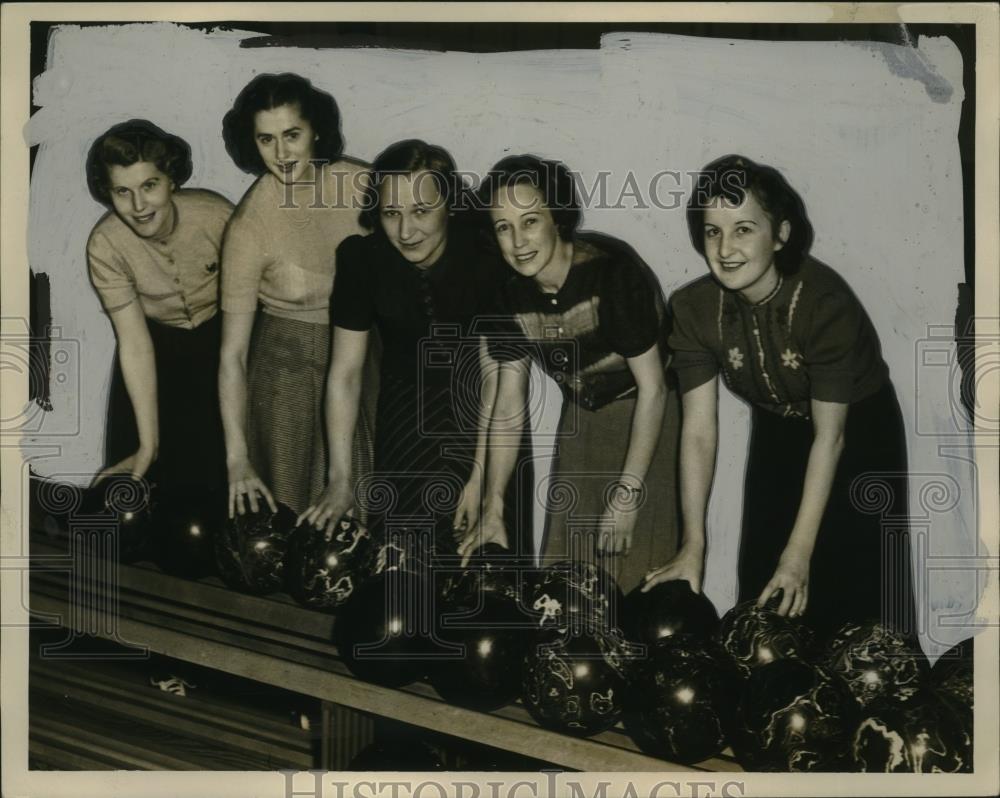 1941 Press Photo Bowlers Elizbeth Carterr, Norma Ehrhardt, Ruth Malkins - Historic Images