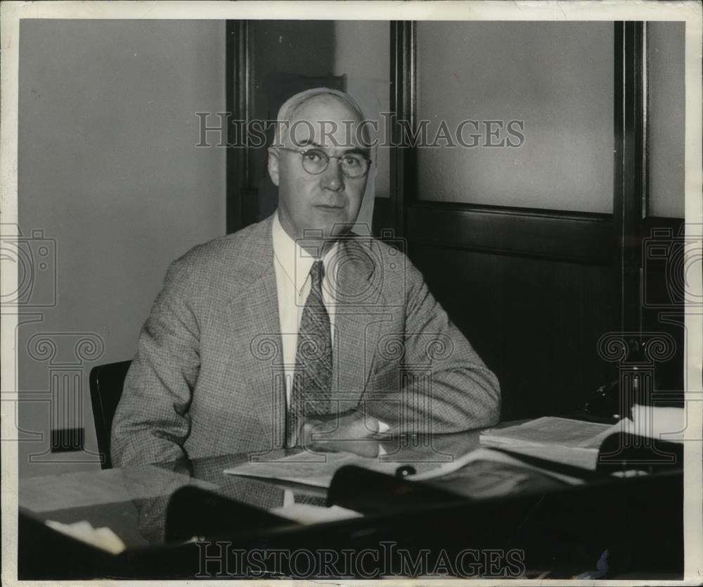 1941 Press Photo JL Savage of personelle in Cleveland Ohio at his desk - Historic Images