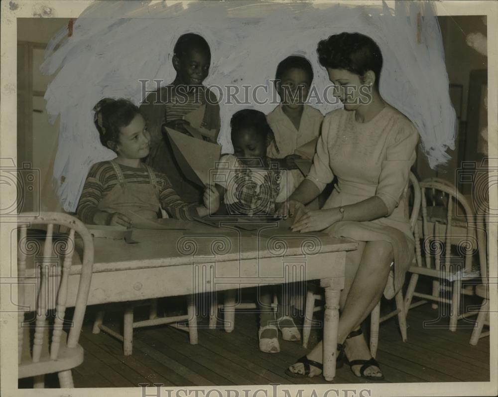 1945 Press Photo Mrs R.G. Wallace with Cleveland, Ohio Children - neo22552 - Historic Images