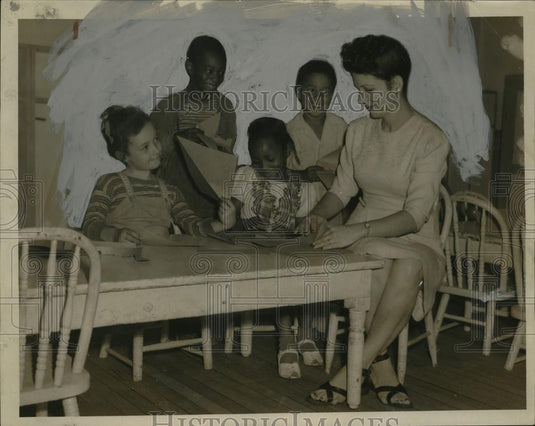 1945 Press Photo Mrs R.G. Wallace with Cleveland, Ohio Children - neo22552 - Historic Images