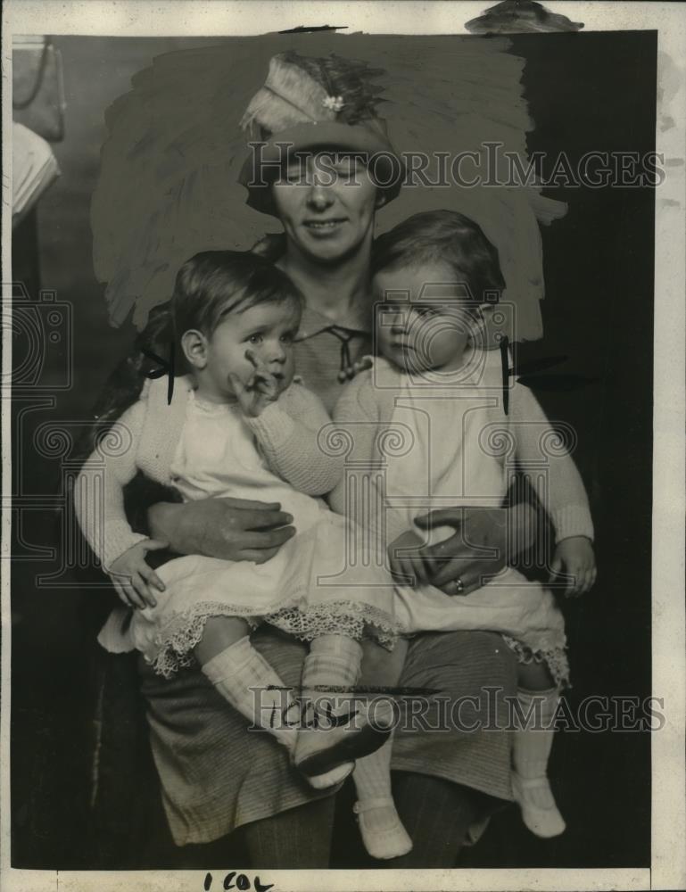 1927 Press Photo Mrs. Walsh with her prize winning twins Elizabeth &amp; Anita - Historic Images