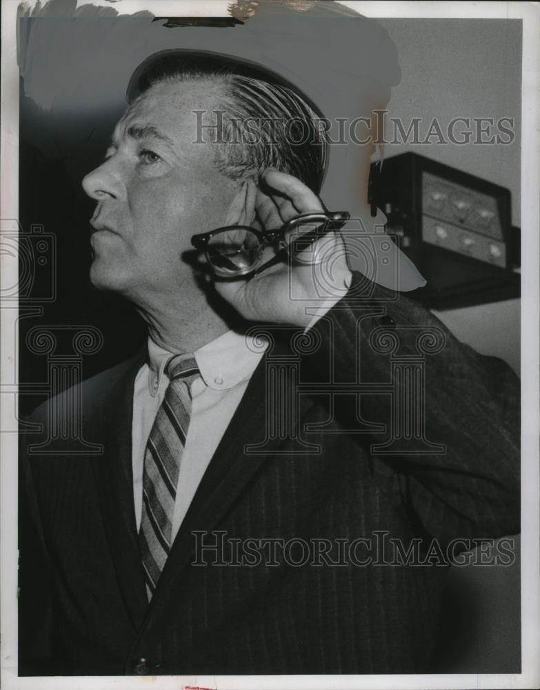 1960 Press Photo Mark McElery at a business meeting - neo23232 - Historic Images