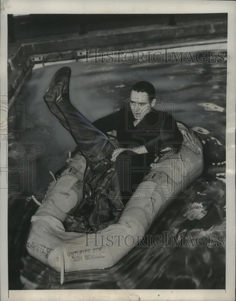 1948 Press Photo Flight Lt F Latham test RAF exposure suit at Farnborough - Historic Images