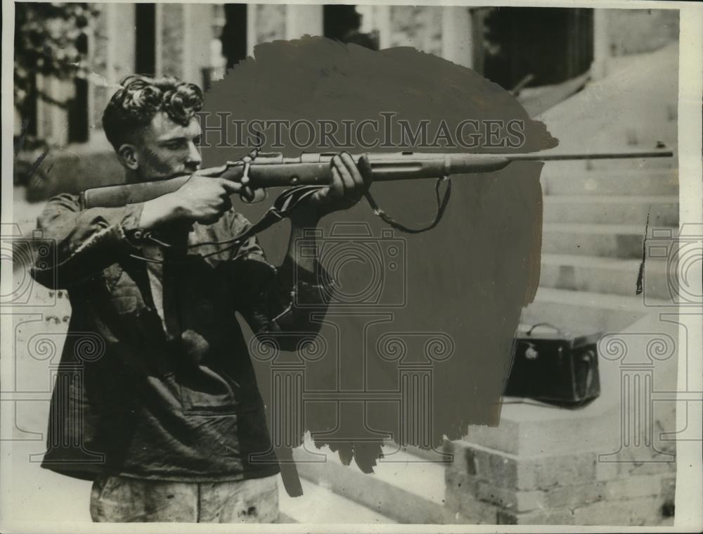 1929 Press Photo Jack Bartram of Fresno CA HS rifle captain scores 4500 bullseye - Historic Images