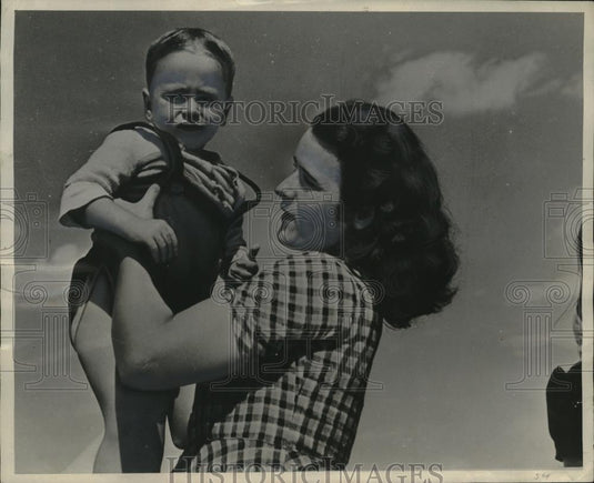1943 Press Photo Greek refugee mother & child in Red Cross clothing in Egypt - Historic Images