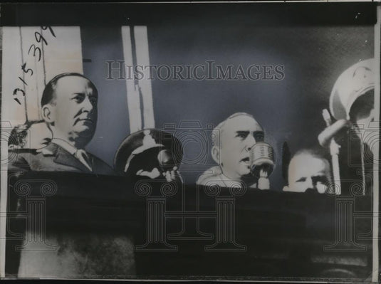 1956 Press Photo Argentina's Vice-Pres Isaac Rojas Proclaims to Crowds on Square - Historic Images