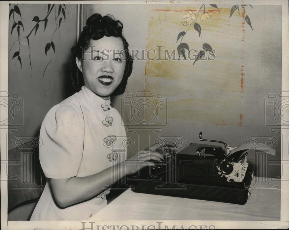 1940 Press Photo Mrs Henry Yo of Calif Manages to Type with Her 1 1/2 Inch Nails - Historic Images