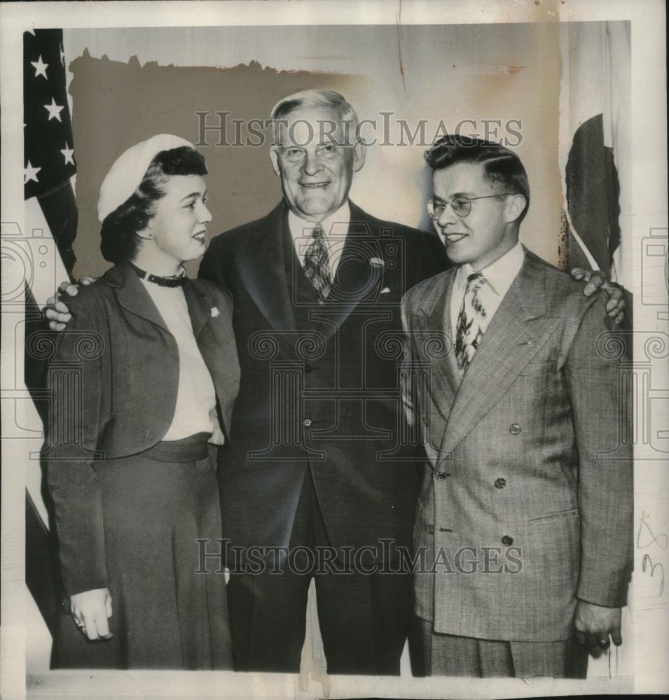 1949 Press Photo Dwight Nelson,Dianne Mathre Congratulated on 4-H Citizens Award - Historic Images