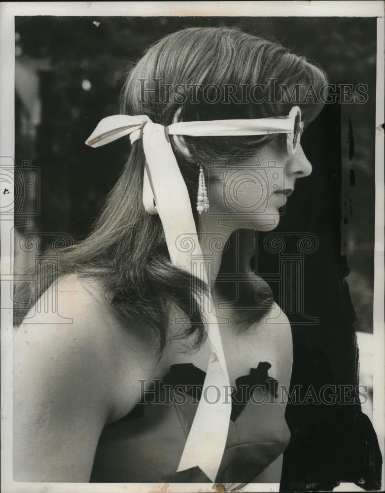 1956 Press Photo Berlin, Germany Sunglasses Ribbon Fashion - neo24374 - Historic Images