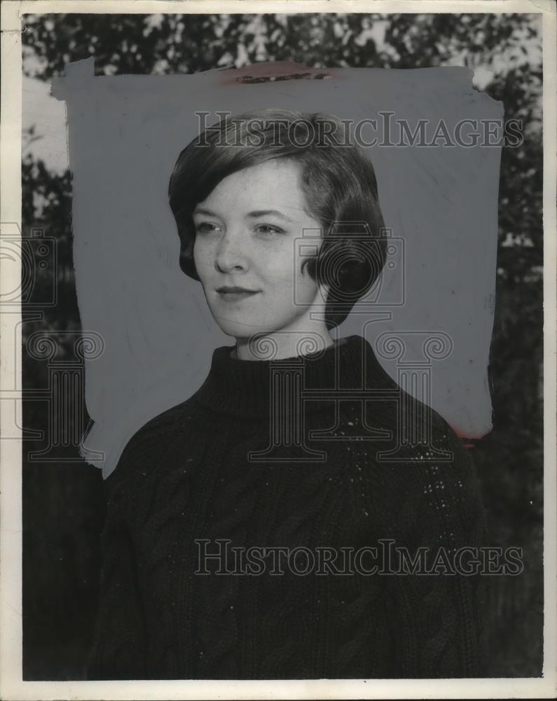 1953 Press Photo Mrs Suzanne Harlan in Cleveland Ohio - neo24468 - Historic Images