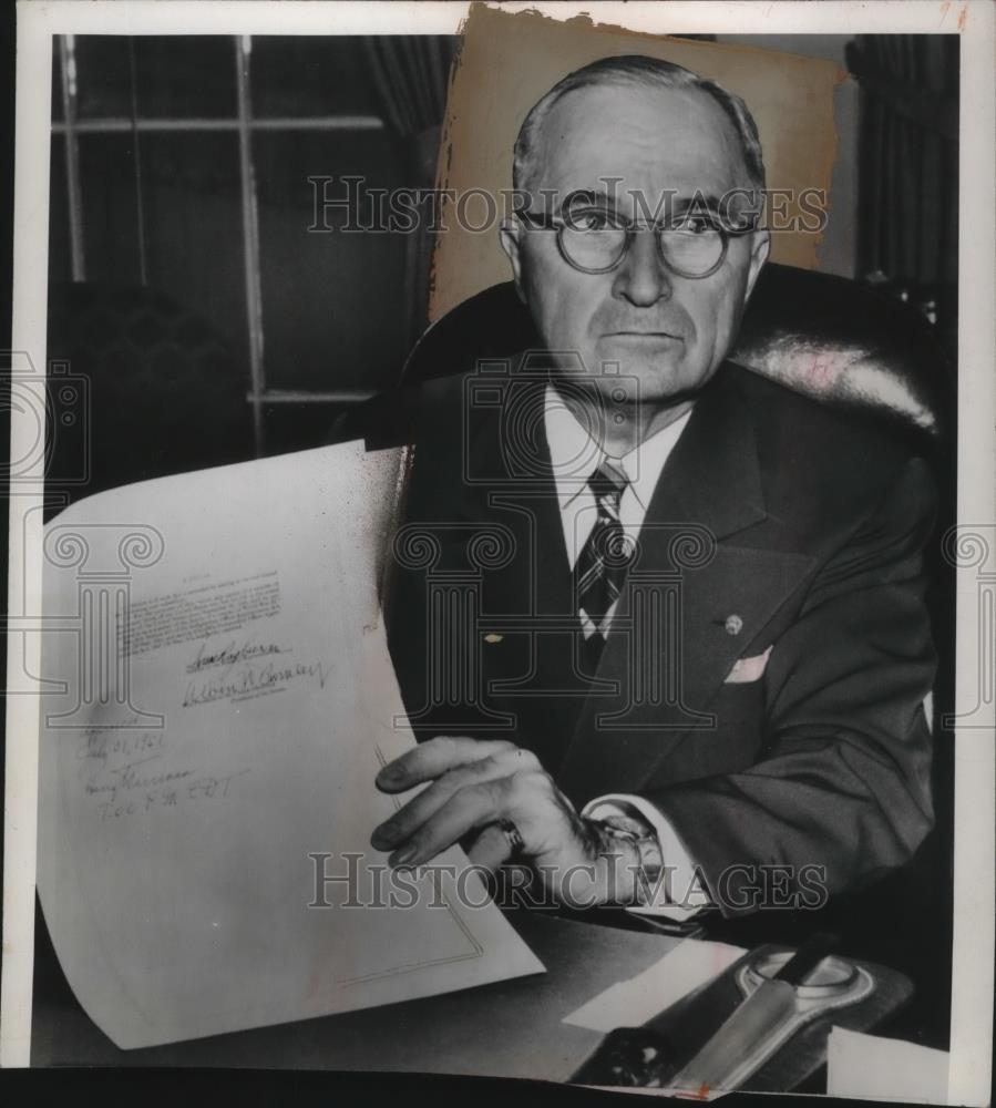 1951 Press Photo President Harry S Truman at his desk working - neo24549 - Historic Images