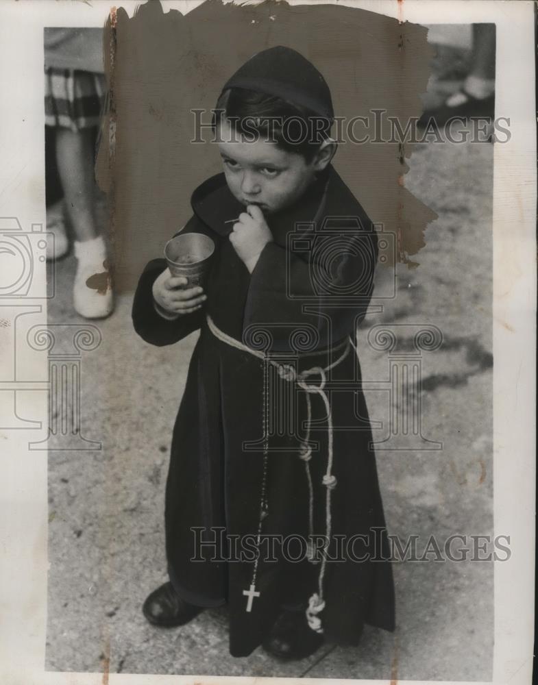 1949 Press Photo Perpignan France child dressed as penitent for Holy Week - Historic Images