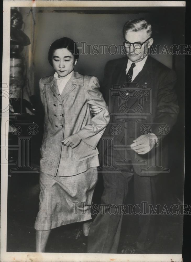 1949 Press Photo Mrs. Iva Toguri D&#39;Aquino Tokyo Rose with Herbert Cole l - Historic Images