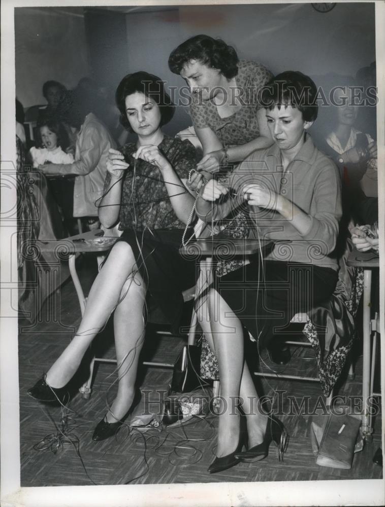 1960 Press Photo Cleveland, Ohio Women Braiding Christmas Coat Hangers - Historic Images