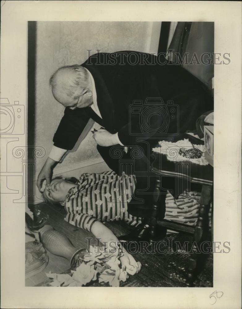 1950 Press Photo Ernest Inginite Helps Victim in Vineland, N.J. - neo24960 - Historic Images