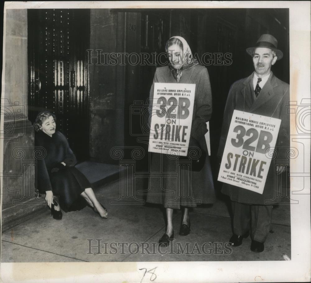 1950 Press Photo New York striking elevator operators - neo25096 - Historic Images