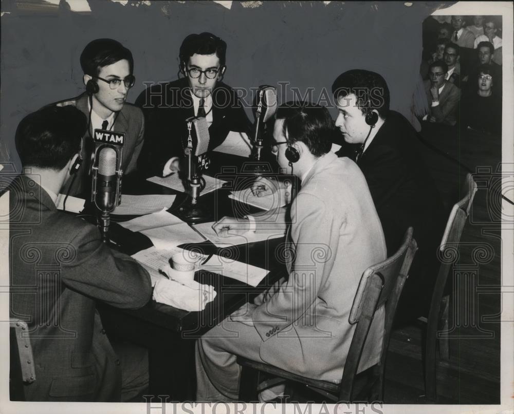 1955 Press Photo College quiz Oberlin team & WTAM staff ref J Liebman - Historic Images