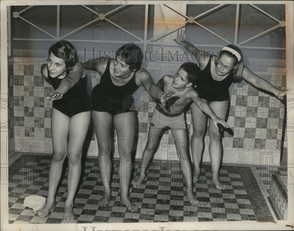 1966 Press Photo Lakewood swim sessions at Pool Ellen Zahara, Mrs. Walter Howard - Historic Images