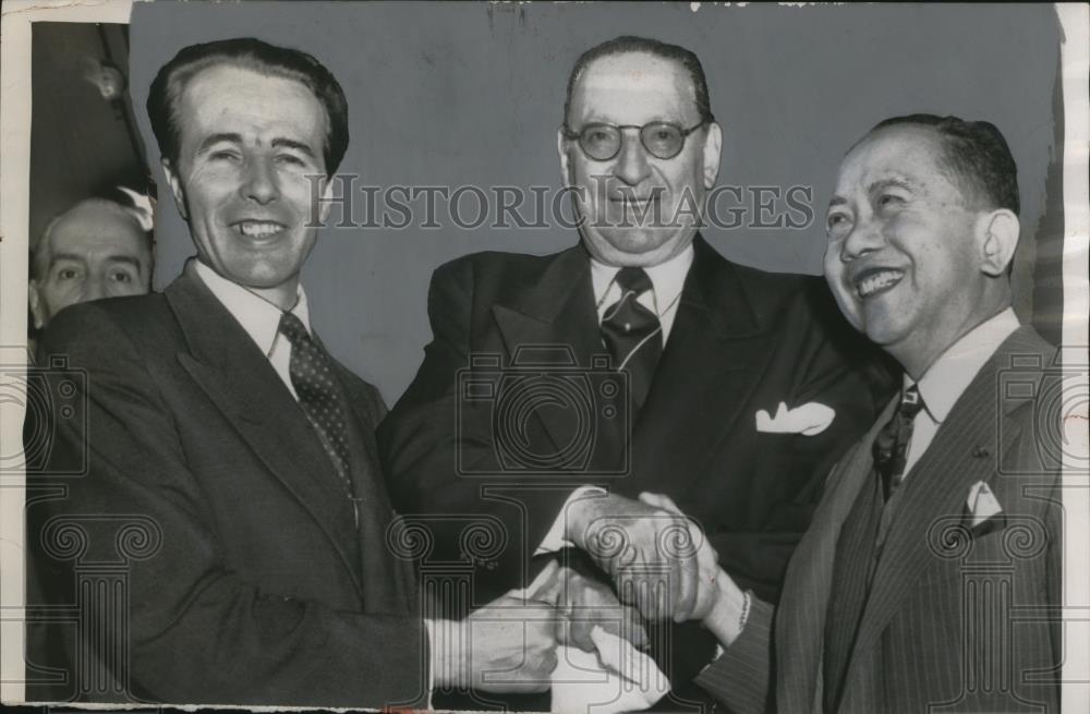 1955 Press Photo Jose Maza of Chile, Leo Mates &amp; Gen Carlos P. Romulo - Historic Images