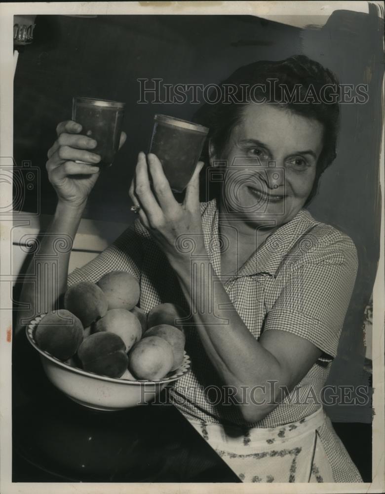 1951 Press Photo Mrs E.J. Ritter of 990 E 144th St, Cleveland, Ohio with Peaches - Historic Images