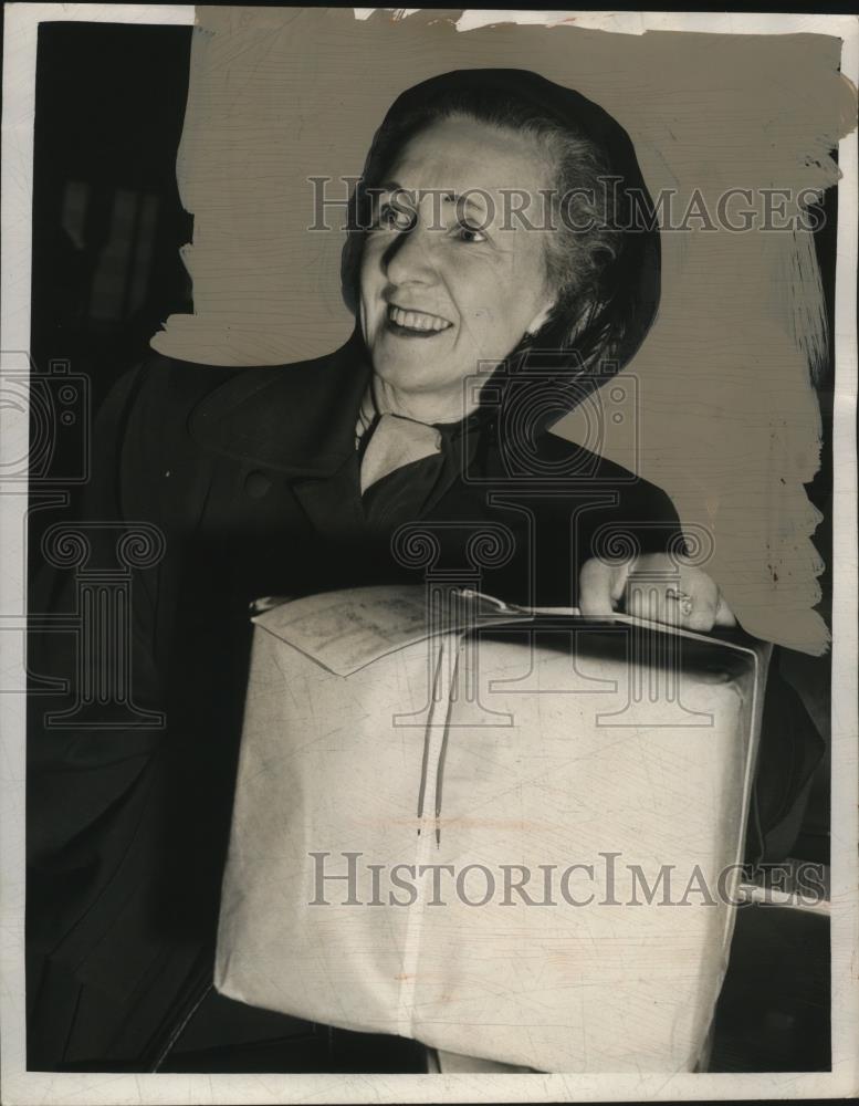 1949 Press Photo Mrs H.G. Rowland of Rocky River, Ohio at Post Office - Historic Images