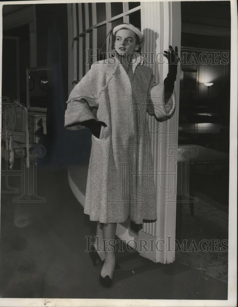 1953 Press Photo A cape style coat for evening wear on a model - neo25697 - Historic Images