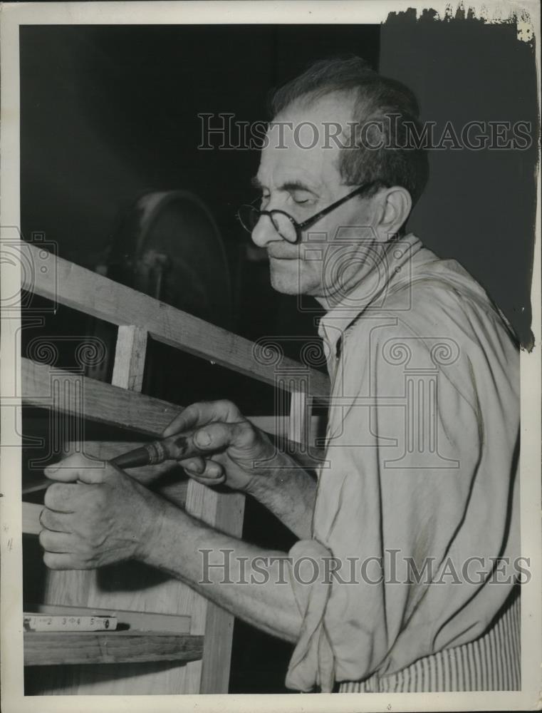 1940 Press Photo A carpenter at work in his shop - neo25857 - Historic Images